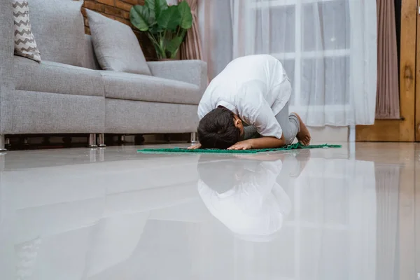 身穿科科衬衫的亚洲小男孩跪着祈祷 — 图库照片