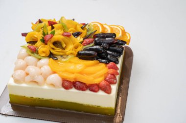 Meyve malzemeli ev yapımı meyveli puding.