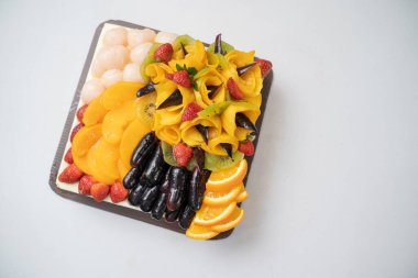 Beyaz fotokopi alanı ile süslenmiş Noel Pudingi Meyveli Keki