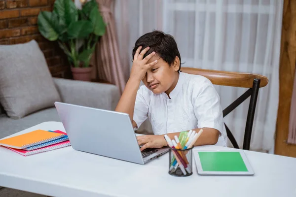 Gestresste jongen met hoofdpijn voor test of tentamens op de computer — Stockfoto