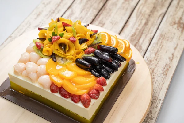 Sarı meyveli mus yemeye hazır.