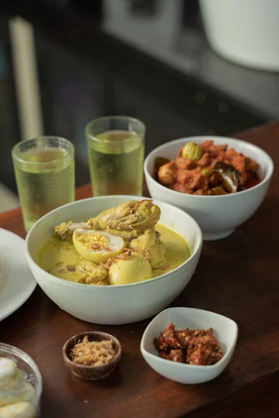 Cozinha tradicional na Indonésia em Eid al-Fitr — Fotografia de Stock