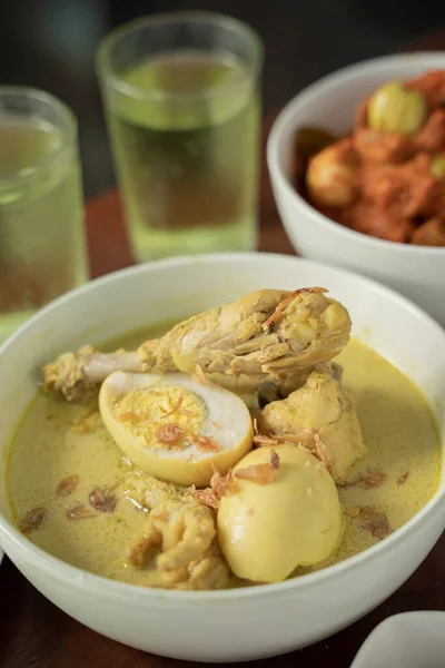 Detailní záběr kuřete dušeného v kokosovém mléce je indonéské tradiční jídlo — Stock fotografie