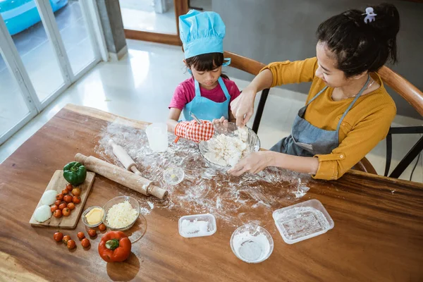 Ibu dan anak bersenang-senang memasak bersama — Stok Foto