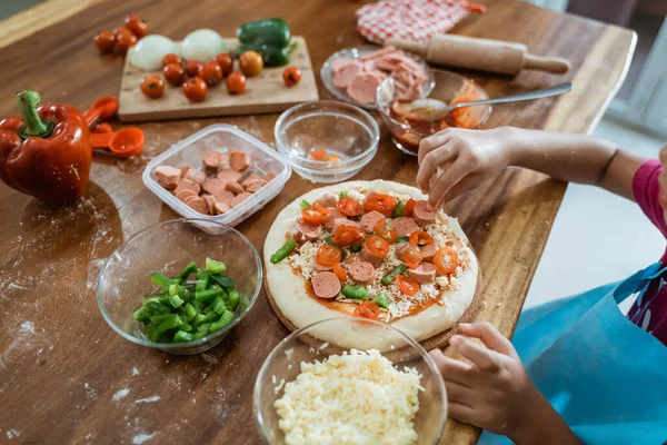 Foto de niños manos cocinando comida italiana — Foto de Stock