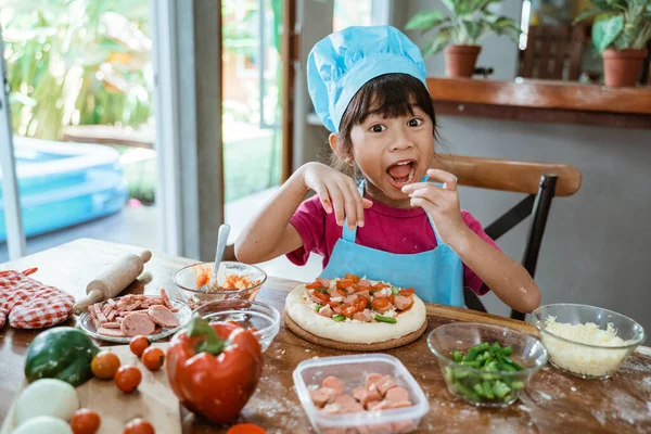 En iyi yemeğin sembolü olarak pizza yiyen küçük kız. — Stok fotoğraf