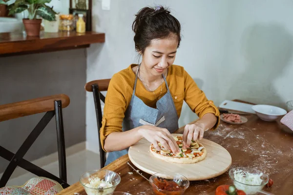 若い女性の手がピザを作る — ストック写真