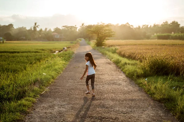 空の道を走る少女 — ストック写真