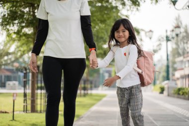 Anneler sabah kızlarını okula götürür.