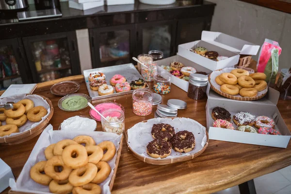 Various baked donuts, sweet food — Stock Photo, Image