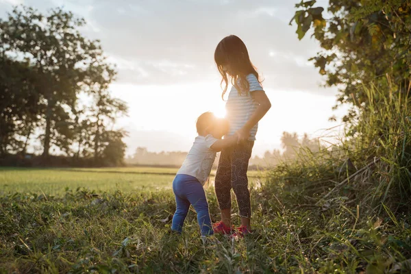 姉は畑で妹と遊んでる — ストック写真