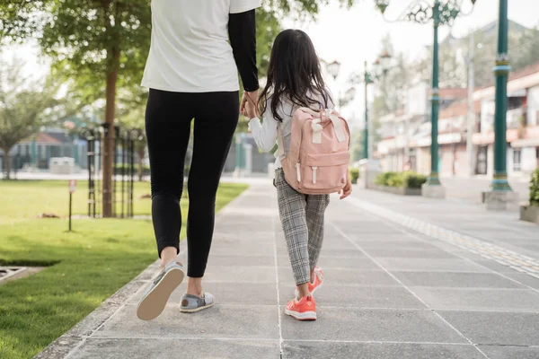 Mother take her daughter to go to school in the morning — Stock Photo, Image