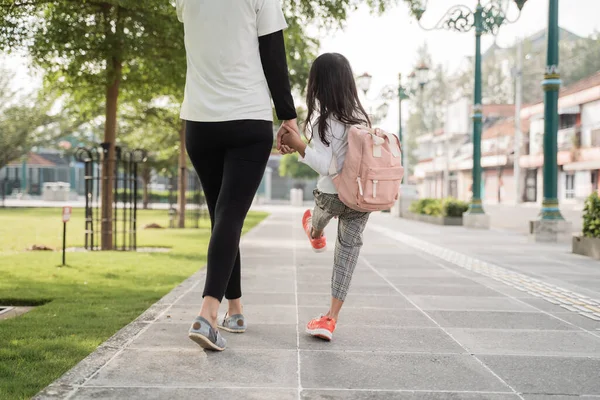 Mother take her daughter to go to school in the morning — Stock Photo, Image