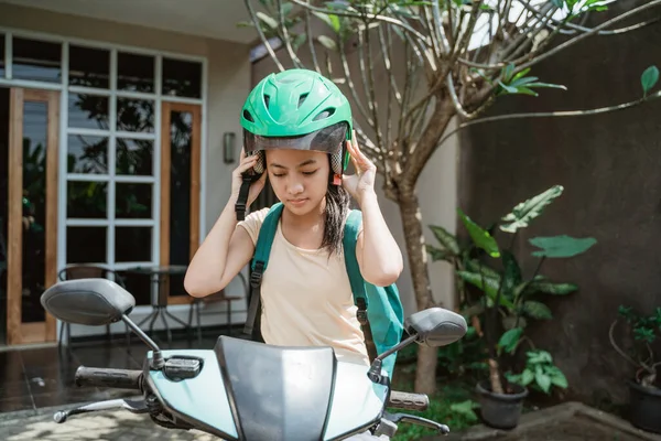 Nastolatka dziewczyna zbliżyć podczas noszenia i zapiąć jej kask motocyklowy — Zdjęcie stockowe
