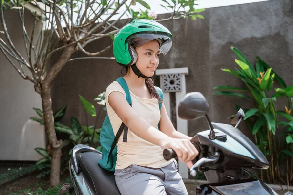 Piękne młoda dziewczyna Azji niosąc torba do szkoły jazda na motocyklu — Zdjęcie stockowe