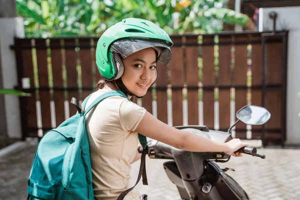 Hübsch jung mädchen asiatisch tragetasche bis schule reiten motorrad — Stockfoto