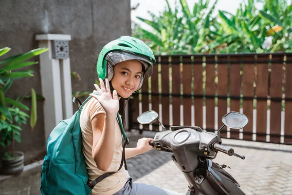 Hübsch jung mädchen asiatisch tragetasche bis schule reiten motorrad — Stockfoto