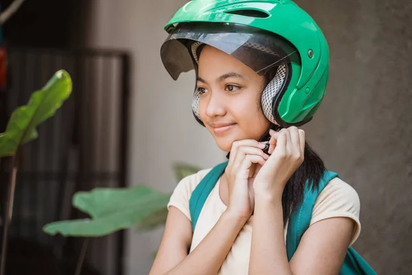 Closeup gadis muda yang cantik berdiri mengenakan tas kaos dan helm — Stok Foto