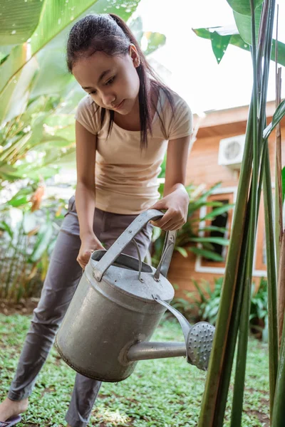 美しい少女が作物を植え水をやり — ストック写真
