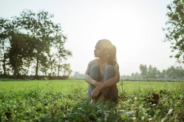 Ein schönes junges Mädchen saß und schaute zur Seite — Stockfoto