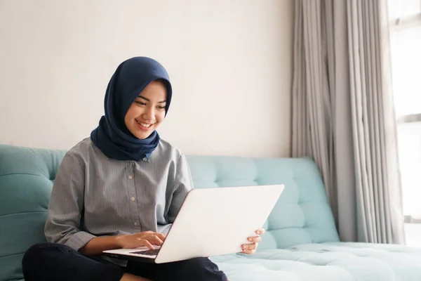 Portrét krásné muslimské ženy, která je velmi šťastná, že vidí výsledky svého úsilí — Stock fotografie
