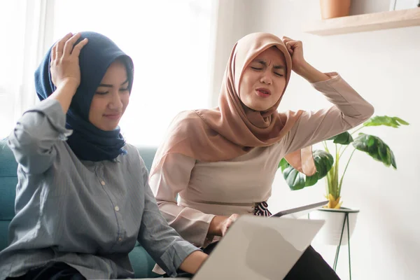 Schöne muslimische Frau verärgert Geschäftsfrau versucht, sich zu konzentrieren Blick auf Laptop-Monitor — Stockfoto