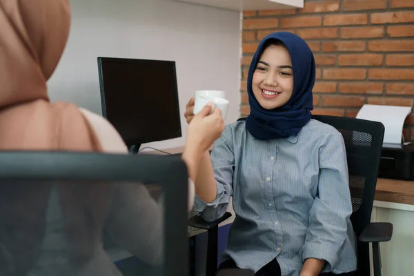 Kaffeepause im Büro mit Kollegen, die bei Tassen Kaffee plaudern — Stockfoto