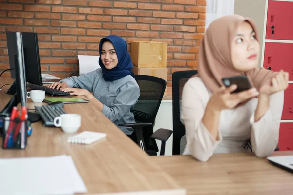 Um retrato de uma bela mulher muçulmana que está muito feliz e ocupada trabalhando com seu amigo pensante — Fotografia de Stock