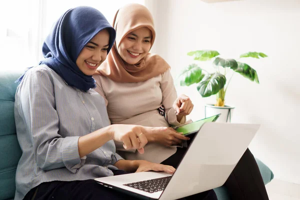 Porträt einer schönen muslimischen Frau, die sehr glücklich ist, die Ergebnisse ihrer Bemühungen zu sehen — Stockfoto