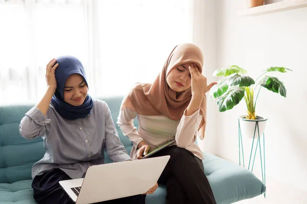 Beautiful muslim woman upset business woman trying to concentrate looking at laptop monitor — Stock Photo, Image