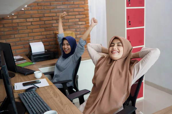 Porträt einer schönen muslimischen Frau, die sehr glücklich arbeitet — Stockfoto