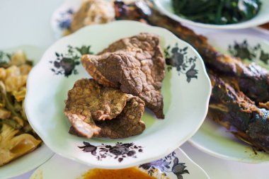 Tabakta kızarmış sığır ciğeri tabağı.