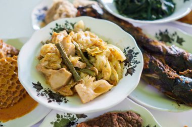 Tabaktaki portre meyvesi.