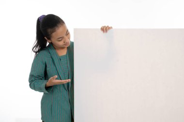 Güzel kız elinde boş beyaz tahta tutuyor.