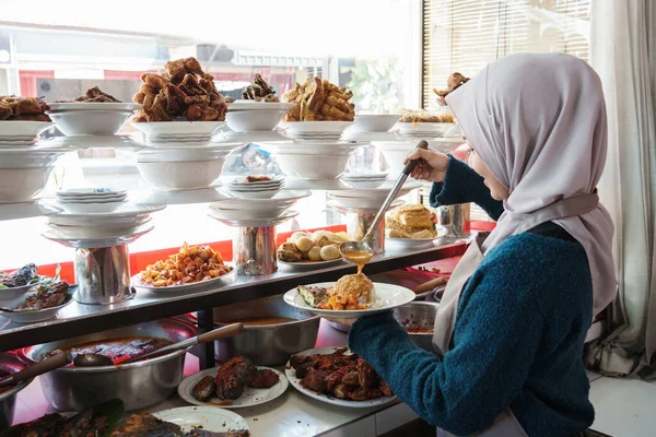 为准备这道菜的年轻的穆斯林妇女画像 — 图库照片