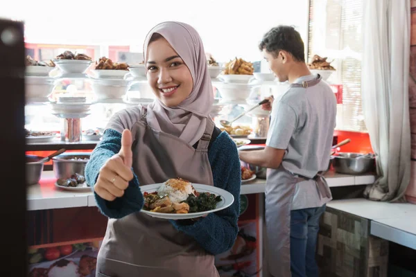 Potret pemuda dan muslim perempuan bekerja sebagai penjual makanan tradisional — Stok Foto