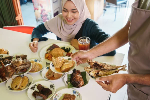 Seorang pria memberikan hidangan makanan tradisional — Stok Foto