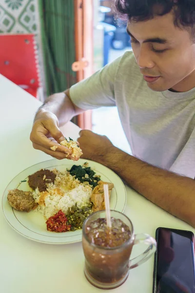 食べる男の肖像画 — ストック写真