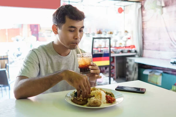 アイスティーを飲む男が — ストック写真