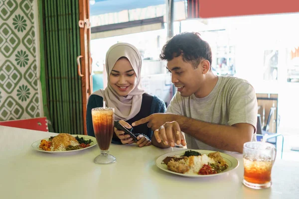 O casal está comendo comida tradicional — Fotografia de Stock