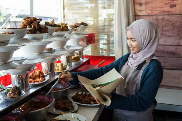 Πορτρέτο νεαρή μουσουλμάνα γυναίκα που ετοιμάζει το πιάτο — Φωτογραφία Αρχείου