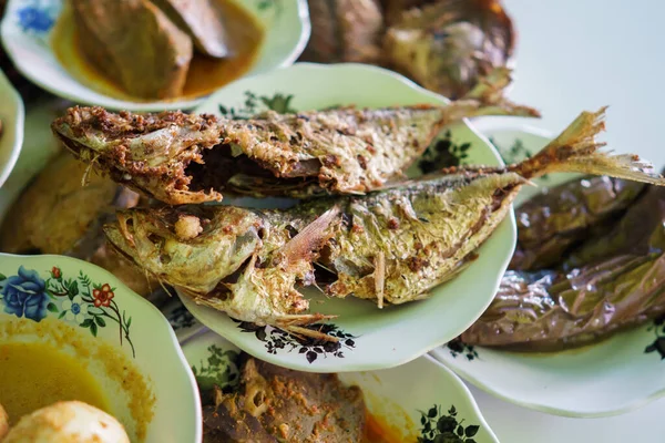 Un retrato de comida de pescado frito en un plato —  Fotos de Stock