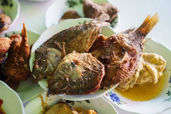 Un retrato de comida de pescado gourami frito en un plato —  Fotos de Stock