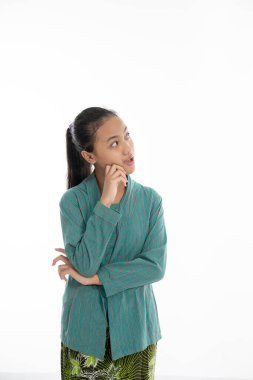 Asyalı kız ayağa kalk ve poz ver