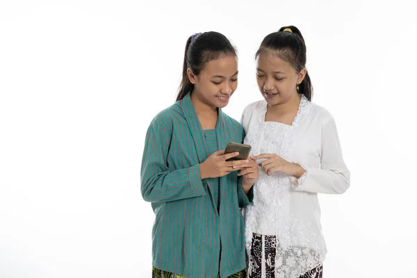 Glad från två unga flicka intresserad av att diskutera telefon — Stockfoto