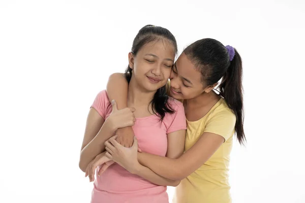 Porträt glücklich von zwei jungen Mädchen — Stockfoto