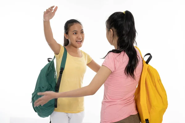 Két pár diák találkozik barátja cipelő táska és könyvek alkalmi ruhák — Stock Fotó