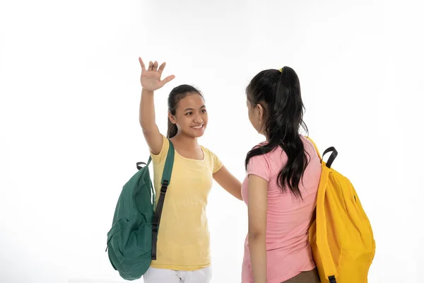 Két pár diák találkozik barátja cipelő táska és könyvek alkalmi ruhák — Stock Fotó