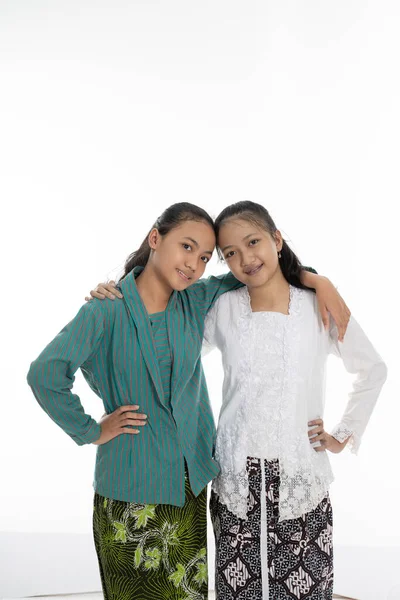 伝統的なドレスを着た2人の若い女の子の幸せ — ストック写真