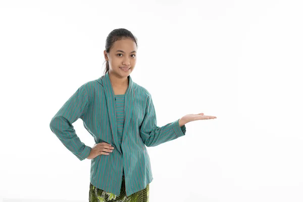 Asiatisk flicka stå och posera — Stockfoto